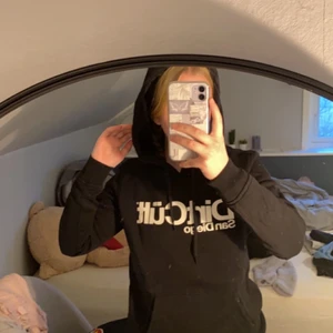 Dirtcült hoodie strl M - Sparsamt använd! Storlek M men är liten i storleken så skulle säga det är mer en xs/s! 300kr + frakt! Pm för mer info eller bilder😘