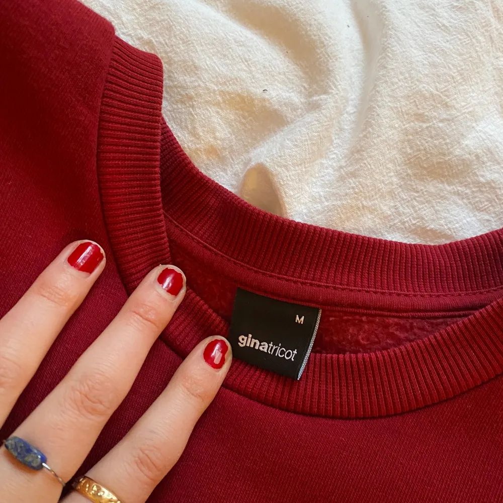 Mysig och snygg sweatshirt från Gina, förutom att trycker är lite slitet så är tröjan i bra skick! <3 nypris 249kr. Hoodies.