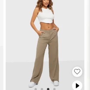 Beige kostymbyxa  - Säljer mina oanvända och slutsålda kostymbyxor från Nelly.com. Säljer då de inte kommer till användning. Storlek är 32. Skriv för fler bilder!