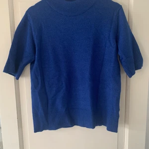 Stickad blå tröja från Vila strl m - Myclet fint skick, knappt använd. Strl M, frakt tillkommer