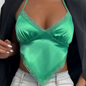 Grön topp - Säljer en topp jag köpte på shein. Bara testad, aldrig använd. Säljer den på grund av att jag tog fel storlek, hade för stor byst för stoleken och därför kunde jag inte ta en bild framifrån med den. Den ser exakt ut som den på bilden från shein, samma gröna färg! Kostade 69kr från början men säljer den för 20kr🥰