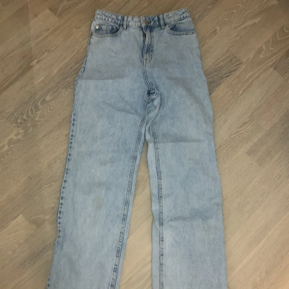 Ett par Fresh washed straight jeans i storlek 164 från Lindex. Säljs pga att dem inte passar längre💗Orginal pris 650 säljs för 200 inklusive frakt😉. Jeans & Byxor.