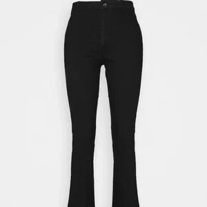 Utsvängda jeans - Säljer dessa jättefina svarta utsvängda byxorna från ”Dorothy Perkins Tall” i storlek 38 då de är för små för mig. Köpta på Zalando för 200kr. Använda 1-3 gånger så är iprincip helt oanvända. Har tyvärr ingen bild med dom på då jag inte får på mig dom😅 Passar bra till dig som är lite längre. Jag är 175 och dom går ner över fötterna🥰 pris kan diskuteras