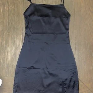 Silkesklänning - Silkesklänning från BikBok. Köpt för ungefär ett år sedan och är i nyskick (aldig använd) storlek xs men passar även S. Ordinarie pris 300kr men säljer för 150kr. Justerbara band och dubbel lager.😋 Exkl frakt 