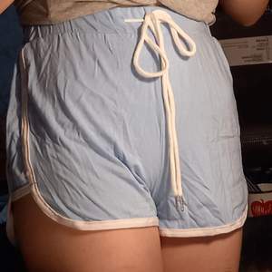 Ett bar babyblå shorts från shein. Säljer dessa för de kommer inte till användning och är för stor. Skriv för fler bilder eller om du är intresserad:)