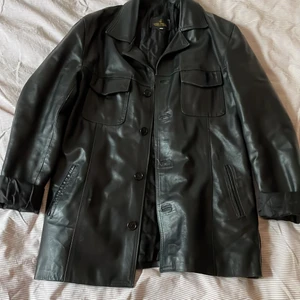 Skinnjacka  - Vet ej om det är äkta skinn men tror det köpt secondhand och relativt använt skick