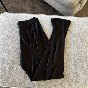 Tights  - Svarta tights lite mer glansigt material i nyskick 💗 står storlek s/m men vill påstå att de endast passar s, frakt tillkommer på 26-51kr