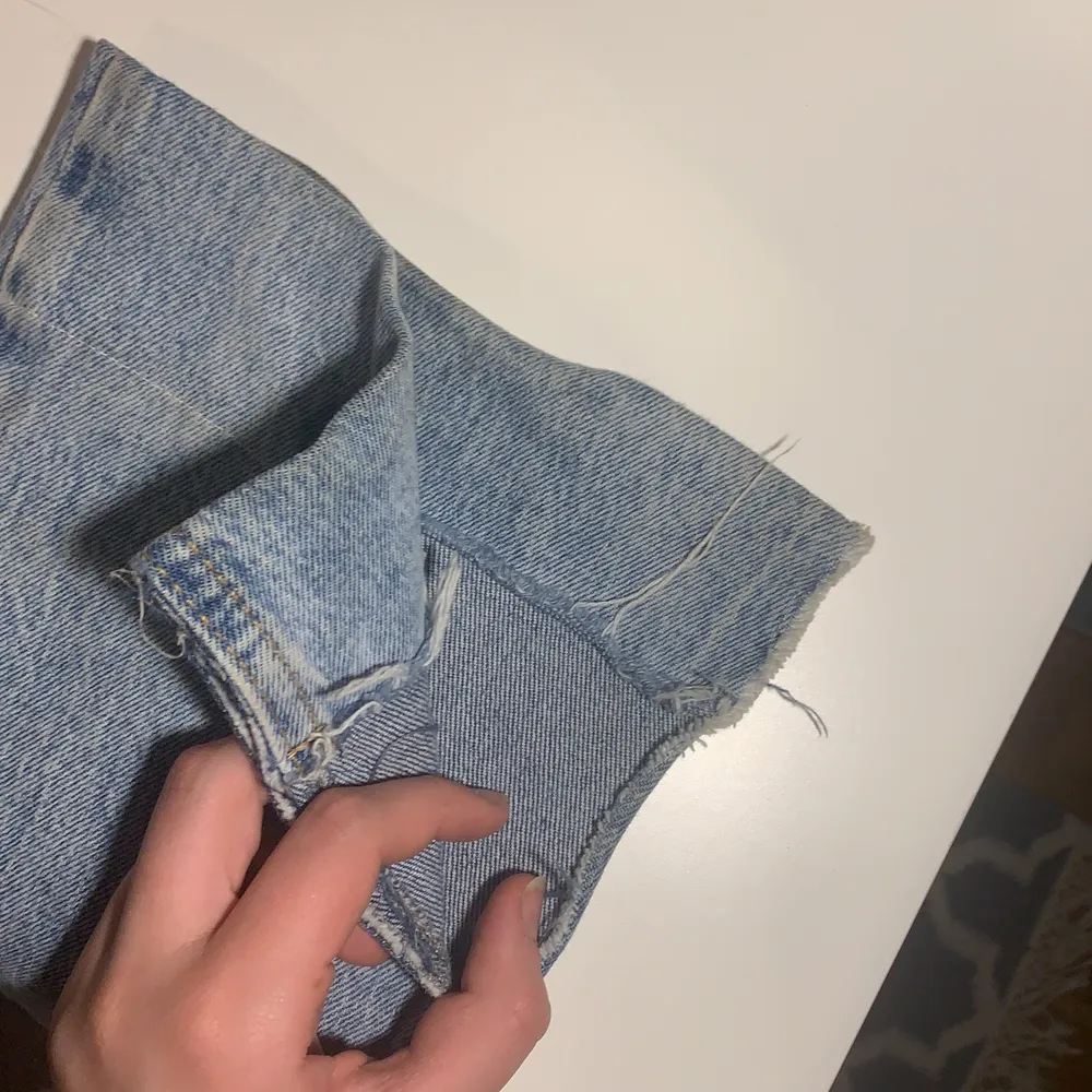 Snygga Zara jeans med slits 🥰 Har sytt upp dem lite längst ner ( 2:a bilden) så om man vill ha dem längre är det bara att ta bort stygnen 💕. Jeans & Byxor.