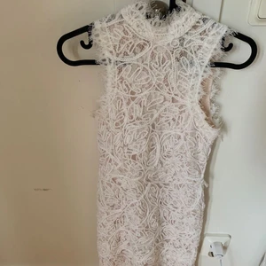Chiquelle klänning - (Lånade bilder) Vit tajt spetsklänning ifrån chiquelle, använd 1 gång så inga slitage! Skriv privat för egna bilder!!🥰 Storlek 32/XS