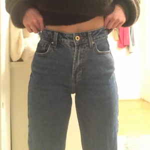 Mörkblå straight jeans - Storlek 25 men har sytt in dem vid sidorna (syns på bild 2) för att passa mig som har storlek 23/xxs/32💗 Jättefint skick, använda fåtal gånger och ser helt nya ut! Köpare står för ev frakt, pris kan diskuteras!