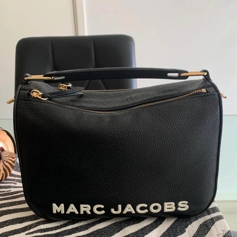 En svart Marc Jacobs väska ifrån Mintto, knapp använd och i nyskick. . Väskor.