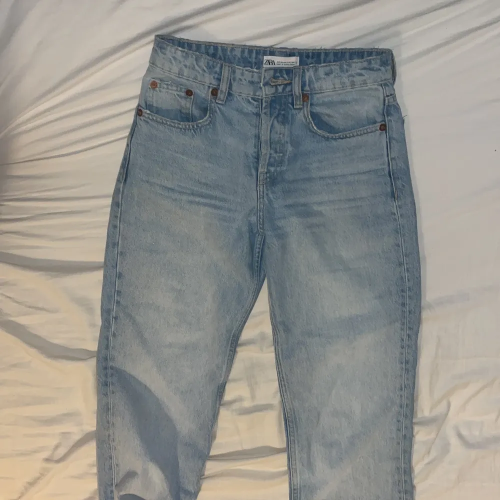 Mid Rise jeans straight från zara i ljusblå, använda en gång, perfekt kvalitet! Säljer då dem tyvärr har blivit för små för mig strl 34, slutsålda idag nypris 359kr. Jeans & Byxor.