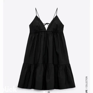 Svart zara klänning  - Säljer denna slutsålda klänningen från zara som är använd ca 2 gånger. Storlek S och är som ny! 💕💕💕💕 Om fler är intresserade så blir det budgivning ☺️ Frakten ingår inte 