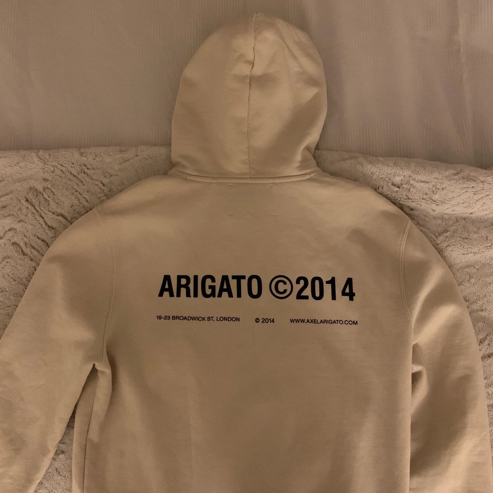 Sandfärgad Axel Arigato hoodie i storlek S-M. Bra passform och i nyskick, använd en gång. Kvitto finns kvar. Köpt för 1600kr i Arigato butiken Stockholm.. Huvtröjor & Träningströjor.