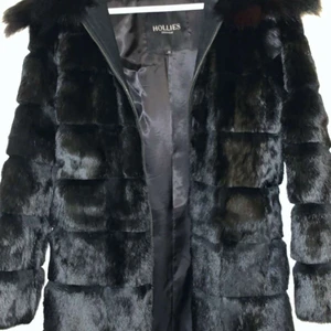 Hollis pälsjacka - Hej! Säljer en fin svart äkta pälsjacka(kanin), viss hårfällning förekommer. Jackan är i mycket bra skick och använd ca 10-15 gånger. Jackan är köpt för 1 år sedan i en Hollies butik för ca 2000kr+, säljer jackan för 1200kr men kan tänka mig att gå ner till 1000kr vid snabb affär. Jackan är medellängd och kommer några centimeter under rumpan på mig som är ca 165cm. Jackan har en svart pälskrage runt halsen som man även kan ta bort. Köparen står för frakten.