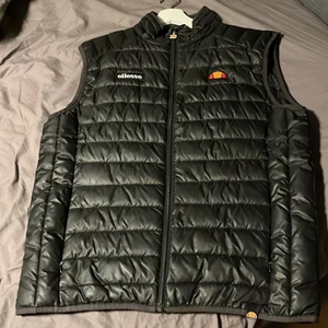 Ellesse väst - Säljer min ellesse väst för att den bara hänger i garderoben! Den passar dig som är runt 170-180cm. Skicket är 9/10. Köptes för 850kr på Zalando.                       Köparen står för frakt.                                                             Släng iväg ett meddelande om du är intresserad🙌🤝