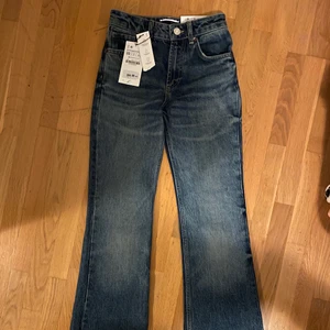 nya zara jeans - säljer dessa fina jeans för kommer inte få användning av dom. Aldrig använda och köpta för 399.