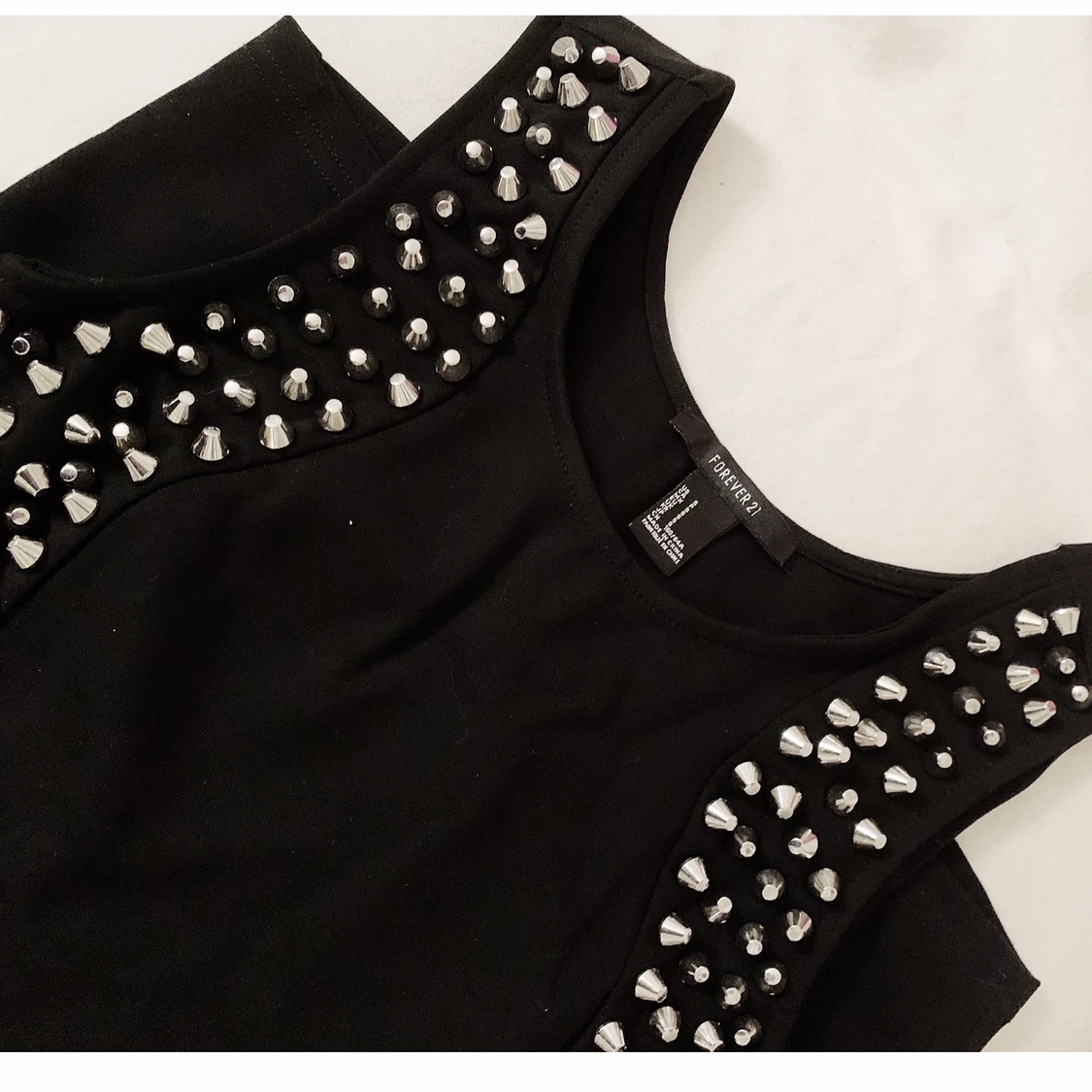 Svart klänning med nitar - 90