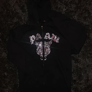 Rhinestone Hoodie - Limiterad rhinestone zip hoodie av märket Paaw! Tröjan är i bra skick. Frakt tillkommer! 🤠