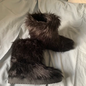 Pälsstövlar  - Skitsnygga helt slutsålda fejk-pälsstövlar från Zara! Skitfina till strumbyxor o kjol o snygga under jeans oxå!! Helt oanvända (bara testade). 