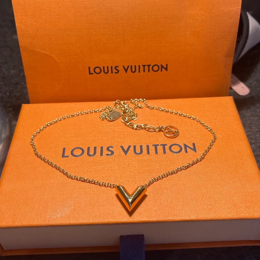 Louis Vuitton halsband. Väldigt sparsamt använt och fint skick. Köpt i Miami den 17/12-2019. Nypris 3 550kr. Kvitto, dustbag och kartong finns.. Accessoarer.