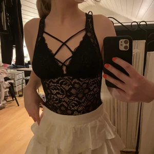 Body - Säljer min oanvända spetsbody!! Den är köpt från Cubus för några år sedan och säljer den då jag inte fått användning för den helt enkelt. Den är i storlek M men den är som en S☺️