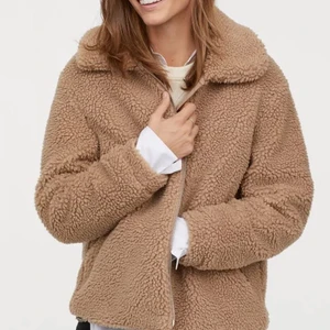Teddyjacka - Teddyjacka från H&M i strl S, använd en handfull gånger så den är i väldigt fint skick. Billigare vid snabb affär. 