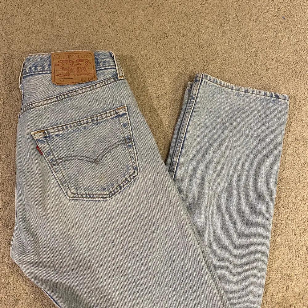*läggs ut igen pga oseriös köpare* Vintage Levis 501or köpta för 1199kr, jättesnygga mid waist och straight fit 💙 passar 34-38. Jeans & Byxor.