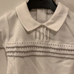 Sparkdräkt  - Organisk pimabomull från märket KissyKissy. Helt nytt kollektionsprov