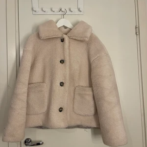 Vit Teddy jacka - Mysig fluffig jacka i Teddy material 