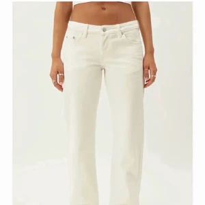 Arrow Low jeans - Så snygga lågmidjade Arrow jeans!! Helt slutsålda på hemsidan, och dom sitter så snyggt på. Har tvättat dom några gånger och använt sparsamt. Hitta inga bra bilder och den tredje är hur dom sitter på mig🥰