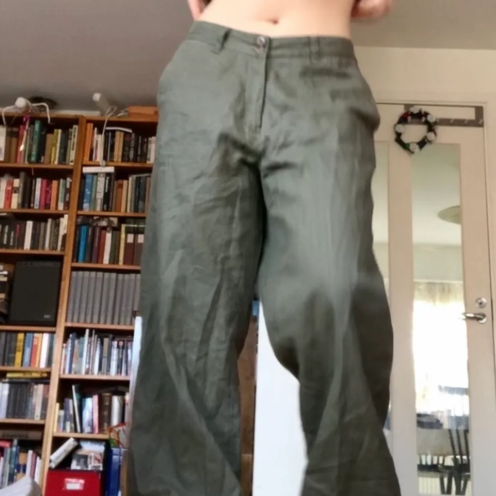 Supersnygga mörkgrön/bruna linnebyxor. Sitter perfekt oversized på mig som är s/m men är tyvärr alldeles för långa (är ca 160). . Jeans & Byxor.