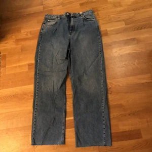Jeans Gina Tricot - loose fit  - Helt nya jeans från Gina Tricot. Loose fit strl. 42. Nypris 549, aldrig använda 