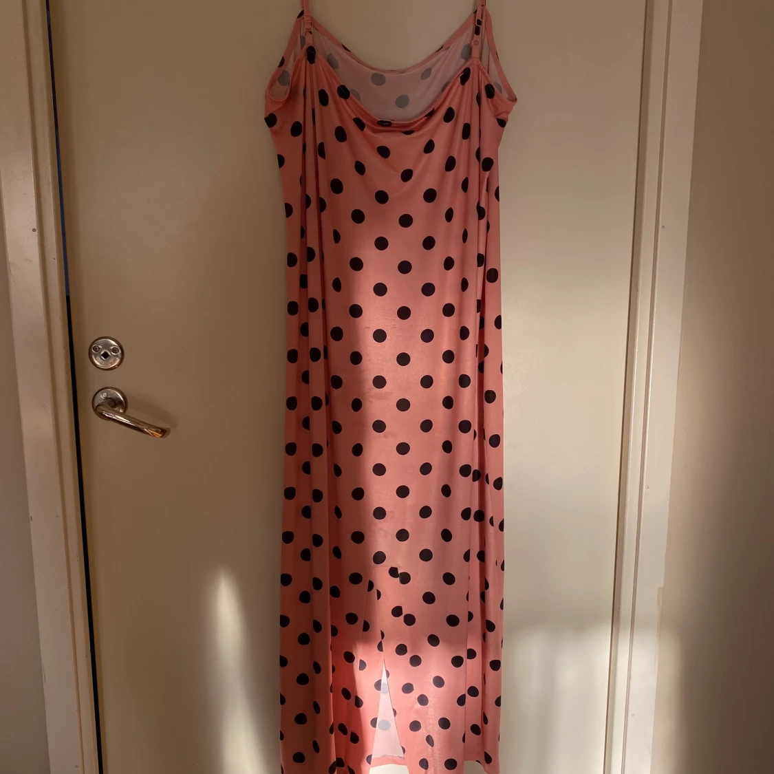 Prickig klänning från Asos  - 90