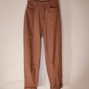supersköna bruna jeans/byxor från h&m 🍂 byxorna har högmidja och är straight leg som sluts nedtill. endast använda fåtal gånger så fortfarande i bra skick!! priset går att diskutera, ge egna förslag 😆 om fler skulle vara intresserade blir det budgivning !!