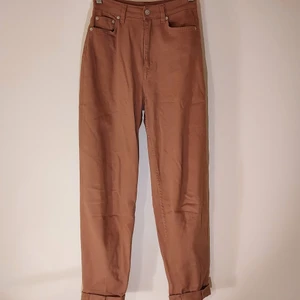 bruna byxor - supersköna bruna jeans/byxor från h&m 🍂 byxorna har högmidja och är straight leg som sluts nedtill. endast använda fåtal gånger så fortfarande i bra skick!! priset går att diskutera, ge egna förslag 😆 om fler skulle vara intresserade blir det budgivning !!