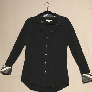 Burberry skjorte - Svart burberry dame skjorte. Brukt svært lite