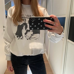 Sweatshirt - Jättecool swratshirt! I storlek S från bershka🤍