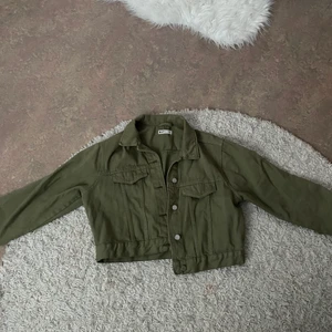 Grön jeansjacka - Säljer min gröna jeansjacka i perfekt skick, inga skador alls och perfekt till sommarn 💕 Budgivning om jackan blir populär