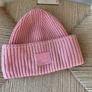 Acne mössa - Skit najs och varm acne mössa💗 nästan aldrig använd så väldigt bra skick, säljer för 700 nypris 1200😍