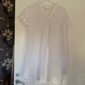 Linneklänning - Klänning i linne från H&M, aldrig använd.