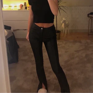Skinn byxor  - jag säljer dessa skinnbyxor med slits i fint skick skriv privat om du är intresserad eller har frågor