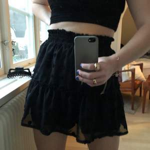Svart prickig kjol med olika lager 🖤 super fin!! Säljer då den är för liten för mig