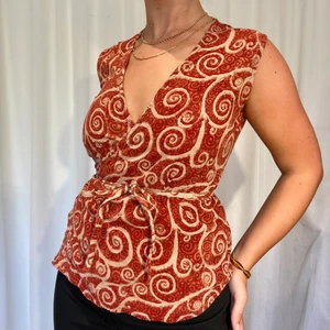 Röd mönstrad topp - Så himla fin och regleras