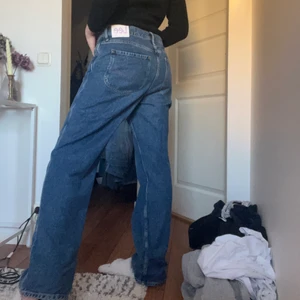 Lee jeans  - Snygga lee jeans i samarbete med H&M. Jeansen motsvarar w28/29 L34. Jeansen är Low waist och sitter super coolt. Jeansen är slutsålda!!