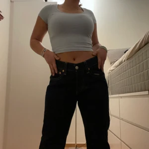 Levi’s Jeans Iconic Straight - Ett par mörkblåa jeans från Levi’s😍Aldrig använda då de är för stora för mig i midjan och de är för långa, jag har vanligtvis M i byxor och jag är 1,66 lång😢Storlek W34 och L32. Säljer för 400 kr