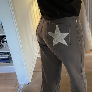 Jeans med stjärnor - Super snygga grå raka jeans med kort slits nedtill, som jag målat stjärnor på fickorna med textilfärg. Säljer då de inte riktigt är min stil längre, men jeansen i sig är i jätte bra skick och stjärnorna oxå☺️ Jag är 178cm lång och Innerbensmåttet är 82cm