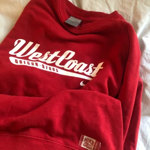 Vintage collagetröja nike - En röd sweatshirt från Nike i begagnat skick, står strl L men skulle säga mer S/M