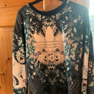 Adidas sweatshirt - Säljer denna adidas tröjan i storlek Xs/S. Nypris: 500 säljer den för 150. Köparen står för frakten 