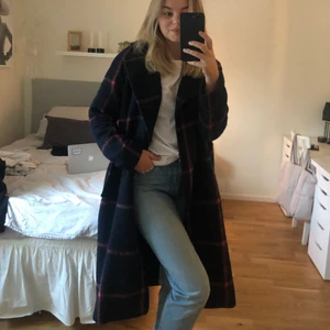 Rutig kappa bikbok - En rutig kappa från bikbok med band i midjan, strl M, väldigt bekväm men i använt skick såsom nopprig 